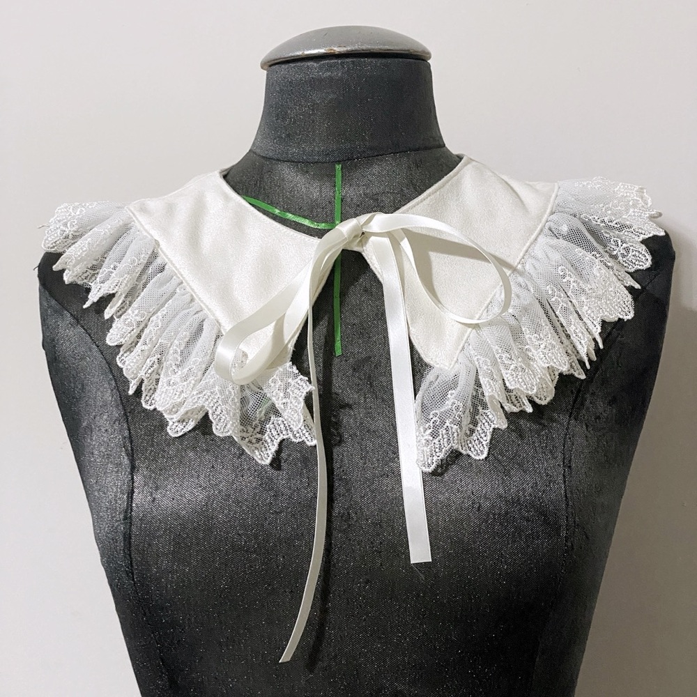 Elegant Cream Lace Collar Wrap